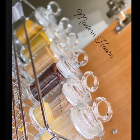 مرطبانات بهارات سفاحة زجاج تقيل مع غطا باطار سيليكون السعة ٢٥٠ مل طول ١٣ سم عرض