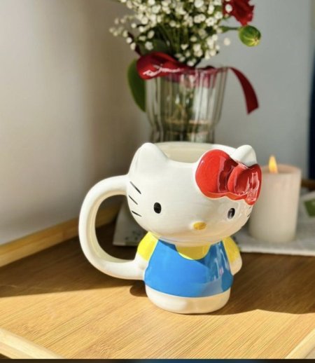 كوب على شكل شخصية هالو كيتي