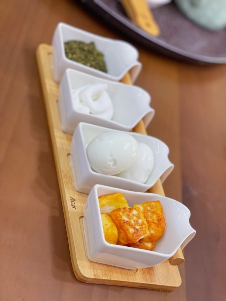 ستانذ من البامبو مع صحون بورسلان Acar