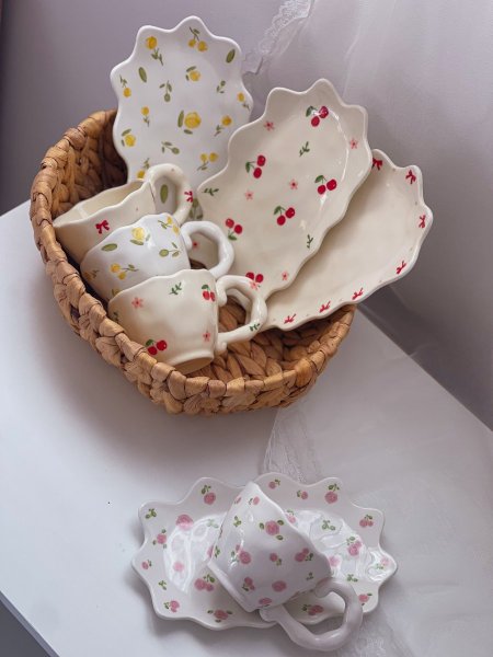 كوب نسكافيه مع صحن كبير