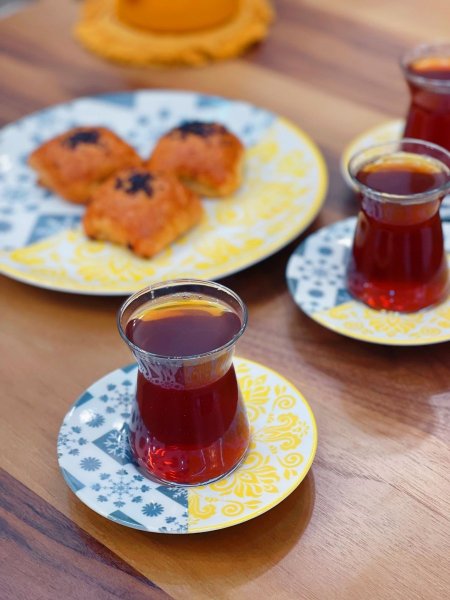 كاسات شاي مع صحون تقديم